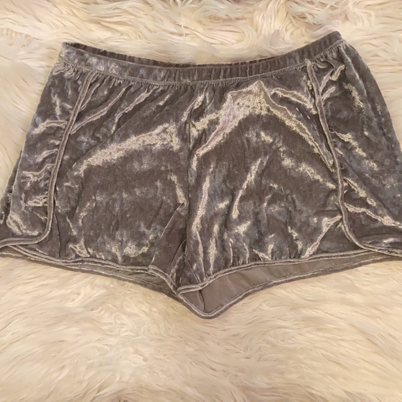 Off-Brand | Velvet Sleepwear Tank & Shorts Set - Picture 3 of 9